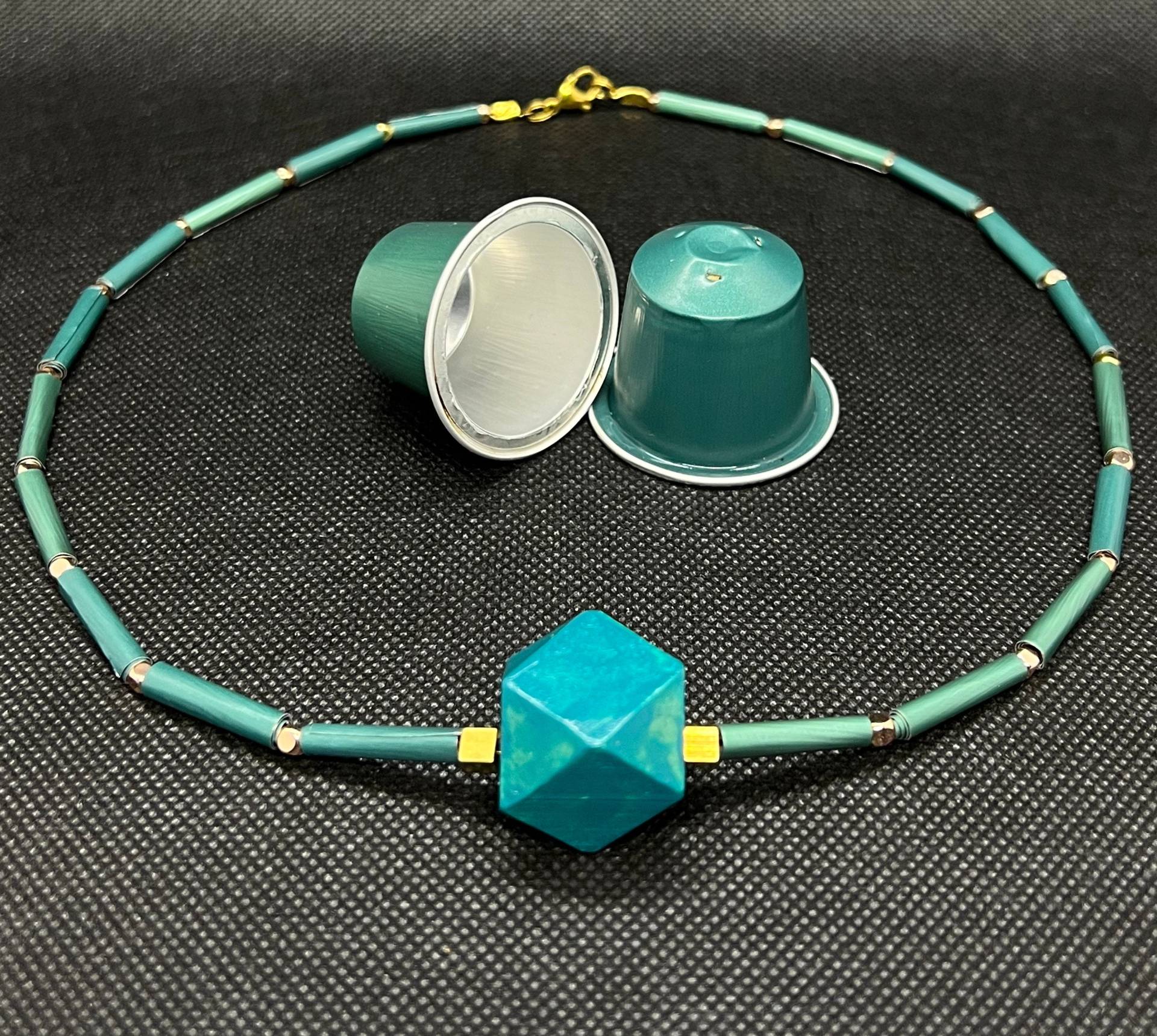 Halskette Türkis - Handgefertigt Aus Recycelten Nespresso Kaffeekapseln, Mit Holzanhänger Und Kleine Perlen Halskette Türkis - Handgefertigt Aus Recycelten Nespresso Kaffeekapseln, Mit Holzanhänger Und Kleine Perlen von GinaWBerlin