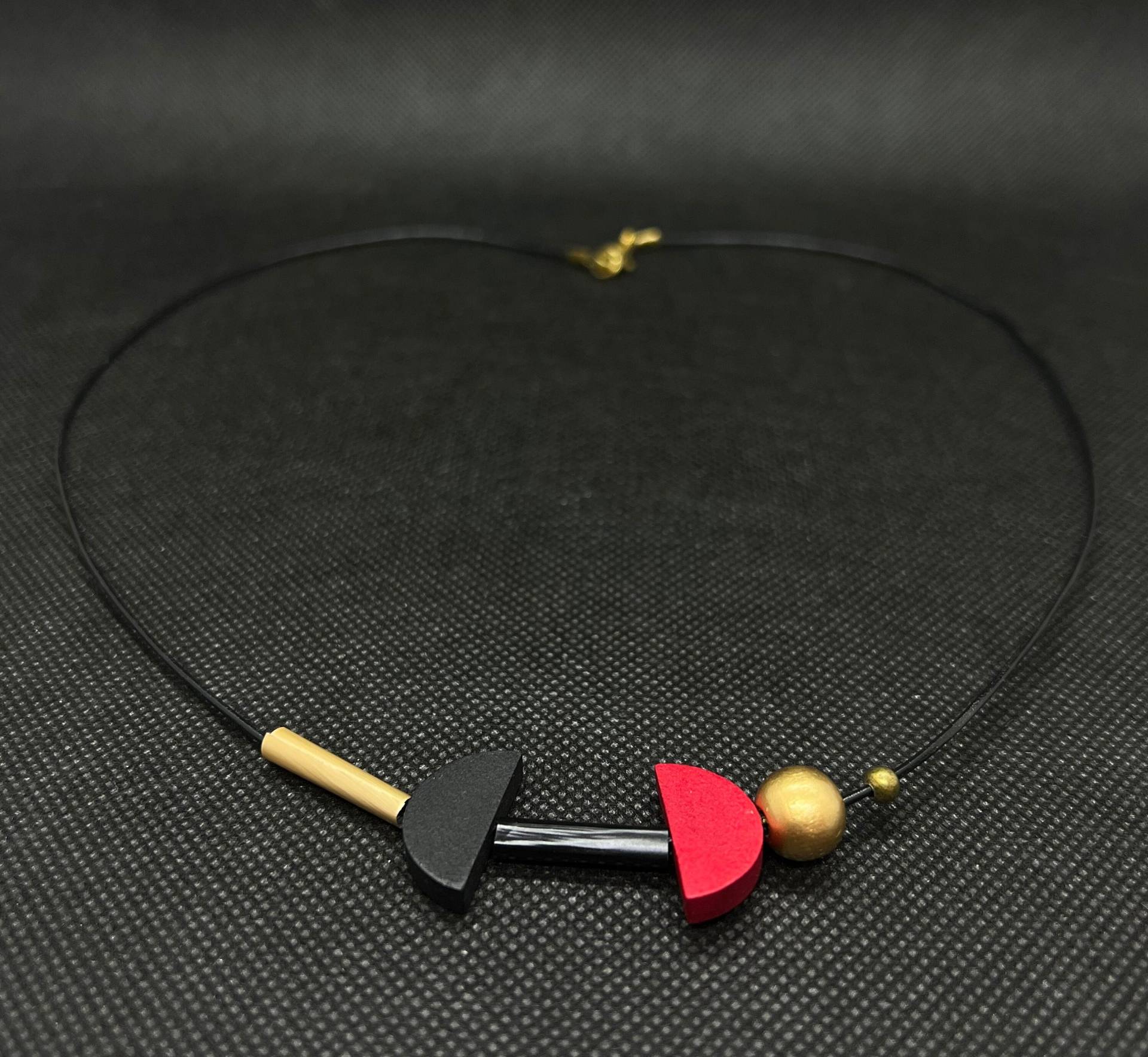 Halskette in Gold, Rot, Schwarz - Handgefertigt Halskette in Gold, Rot, Schwarz - Handgefertigt von GinaWBerlin