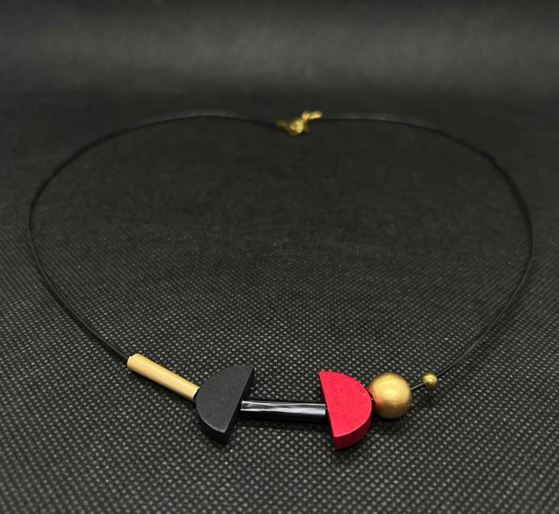 Halskette in Gold, Rot, Schwarz - Handgefertigt Halskette in Gold, Rot, Schwarz - Handgefertigt von GinaWBerlin