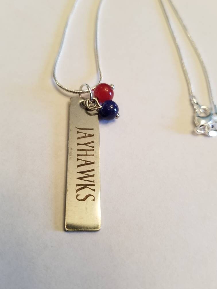 Jayhawk Gravierte Anhänger Halskette Jayhawk Gravierte Anhänger Halskette von Ginajayhawk