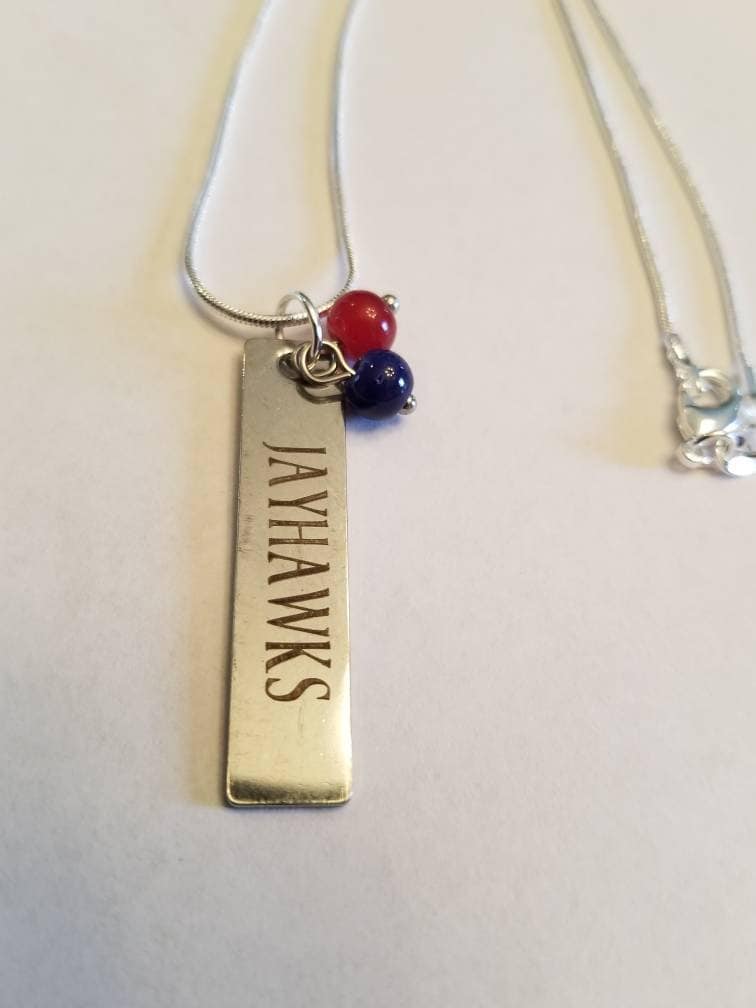 Jayhawk Gravierte Anhänger Halskette Jayhawk Gravierte Anhänger Halskette von Ginajayhawk