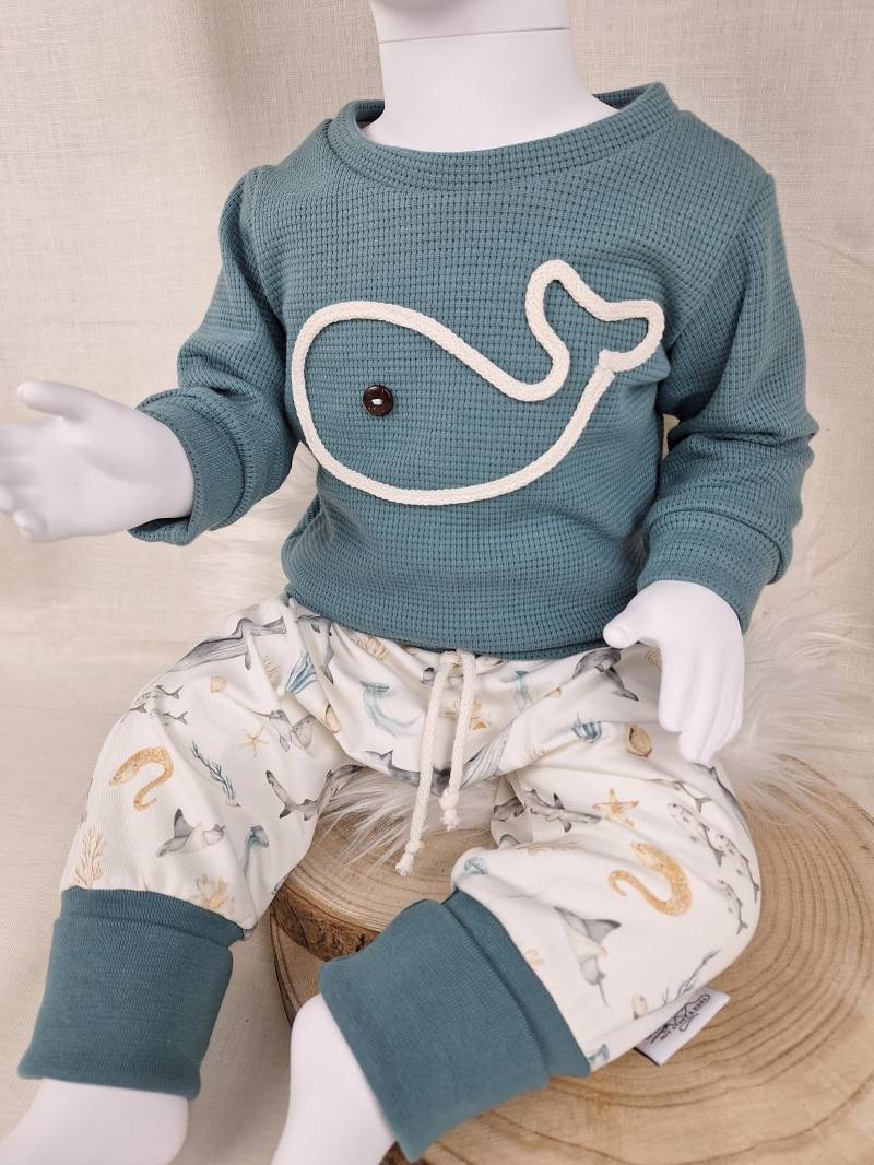 Baby & Kinder Set - Oberteil Mit Süßen Wal Aus Kordel Und Jersey Pumphose "Meerestiere' Niedliche Kindermode Pullover in Altgrün von GinalieShop