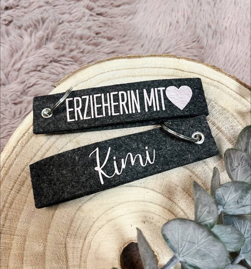 Schlüsselanhänger Personalisiert | Mit Namen Erzieherin Hebamme Pflegerin Mama Papa Geschenk Kindergarten Schlüsselanhänger Personalisiert | Mit Namen Erzieherin Hebamme Pflegerin Mama Papa Geschenk Kindergarten von GinasWunderwerke