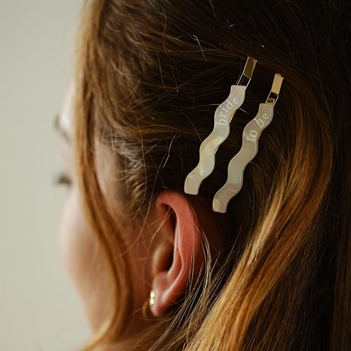 Haarspangen für Frauen mit feinem Haar, Bride & To Be Slogans, 2 x Perlglanz-Harz-Haarspangen in Weiß & Creme, ideal für Junggesellinnenabschied-Zubehör von Ginger Ray