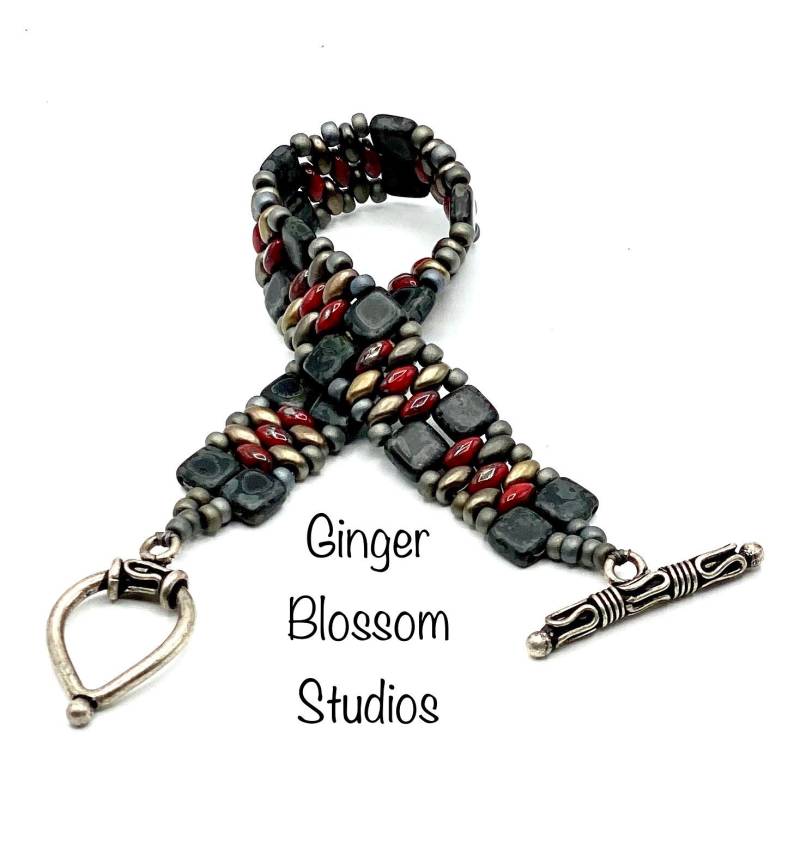 Verkauft Ein Schwarz, Silber Und Rot Handgewebtes Manschettenarmband Verkauft Ein Schwarz, Silber Und Rot Handgewebtes Manschettenarmband von GingerBlossomStudio