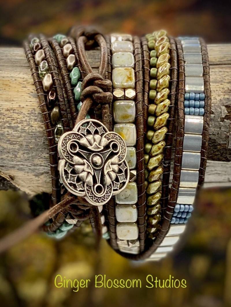 Verkauft. Echtes Braunes Leder 6 Wickelarmband, Verstellbares Armband, Silberner Knopfverschluss Verkauft. Echtes Braunes Leder 6 Wickelarmband, Verstellbares Armband, Silberner Knopfverschluss von GingerBlossomStudio