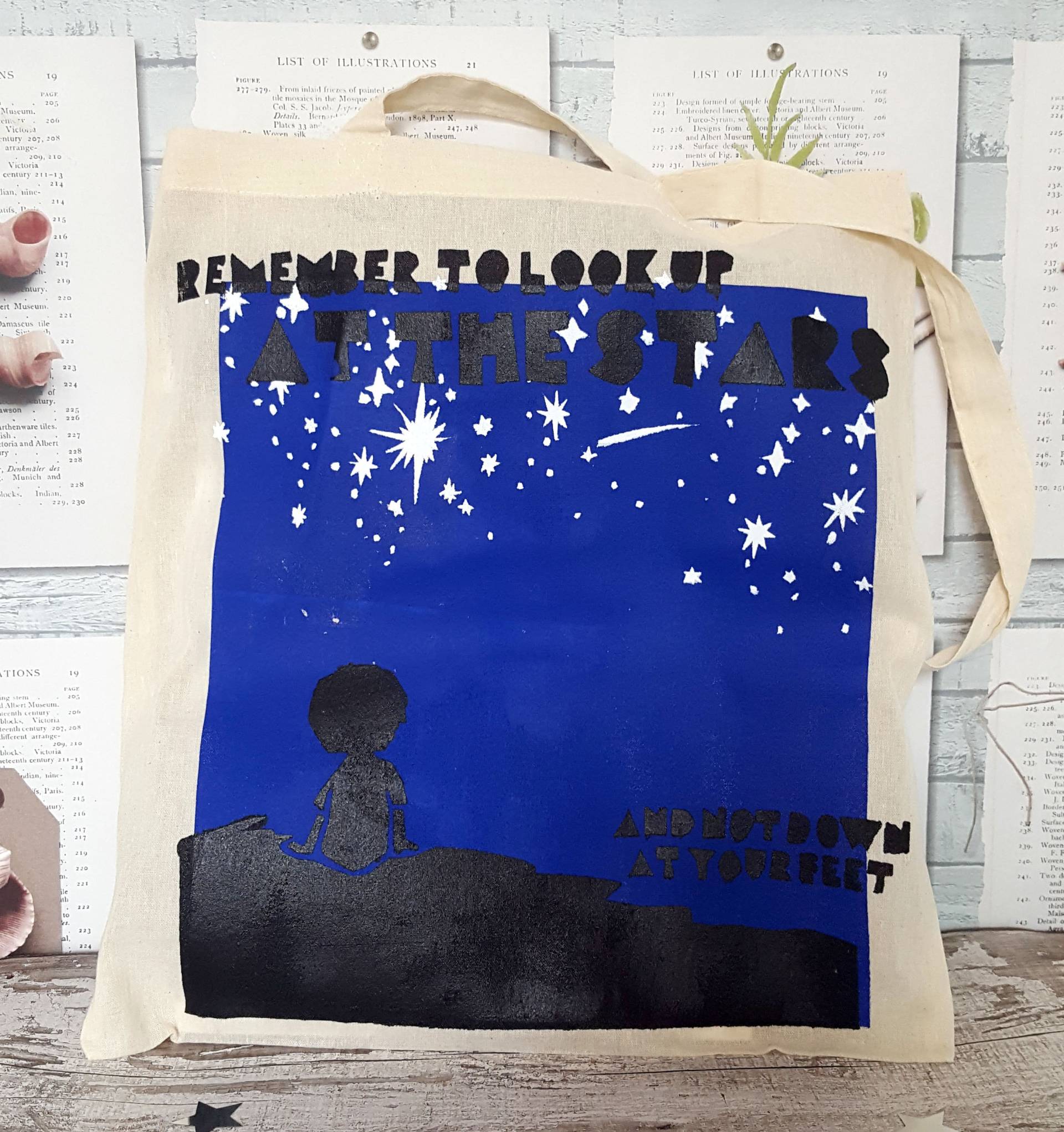 Hand-Screenprint Illustriert Einkaufstasche - "Denken Sie Daran, Nach Oben Auf Die Sterne Und Nicht Unten An Ihren Füßen' Stephen Hawking Zitat Hand-Screenprint Illustriert Einkaufstasche - "Denken Sie Daran, Nach Oben Auf Die Sterne Und Nicht Unten An Ihren Füßen' Stephen Hawking Zitat von GingerDoodlesDesigns
