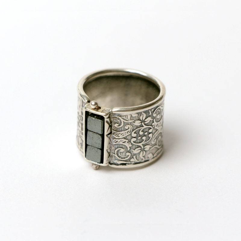 Breite Silber Ring, Texured Verziert Breiten Detaillierte Muster Ring Mit Dunkelgrau Hämatit Edelsteine Breite Silber Ring, Texured Verziert Breiten Detaillierte Muster Ring Mit Dunkelgrau Hämatit Edelsteine von GingerSilver925