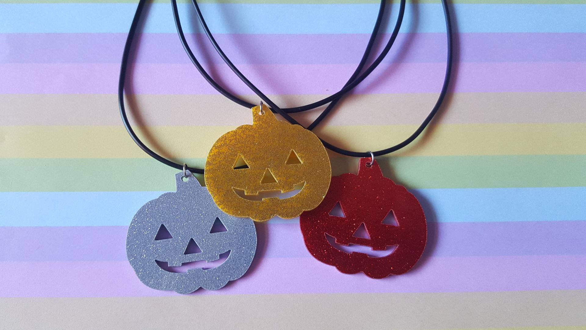 Glitzer Kürbis Halskette | Laser-Cut Acryl-Anhänger Halloween & Alternative Mode von Gingercatbeads
