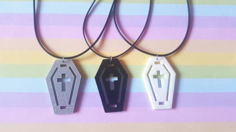 Sarg Halskette - Gothic Acryl Anhänger An Schwarzer Kordel | Alternativer, Gruseliger, Halloween & Statement Schmuck von Gingercatbeads