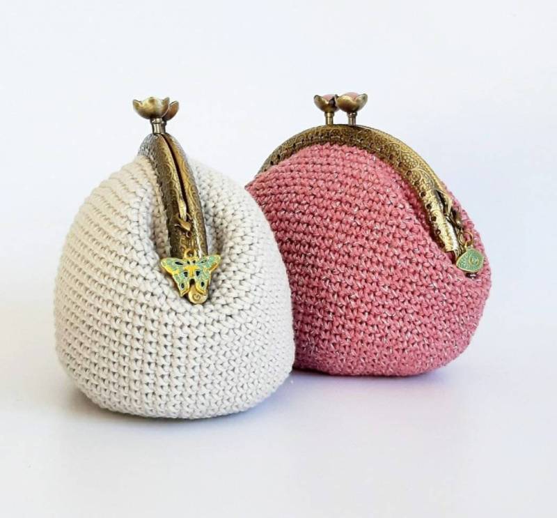 Mittlere Cremefarbene Häkeltasche Mit Blumenförmigem Metallverschluss, Häkel-Clutch Clipverschluss Im Naiven Stil von GingeryWasabi