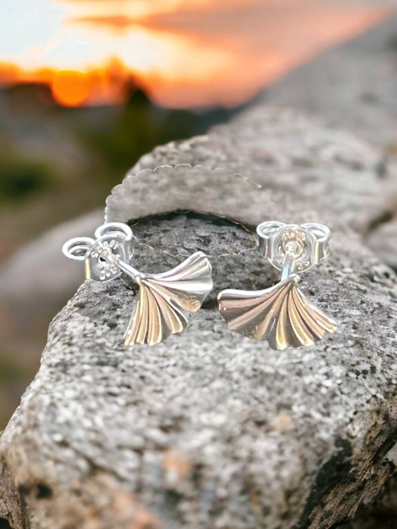 15 X 10 Mm Kleine Flache Ohrstecker Als Ginkgo-Blatt "Sunshine-Ginkgo" Handgefertigte Einzelstücke Aus 925 Silber, Leicht Und Angenehm von GinkgoSchmuckundmehr