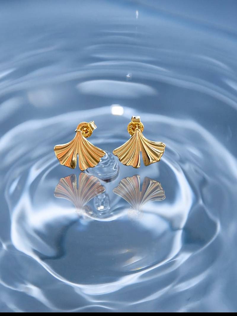 Goldene Mini Blatt Ohrstecker "Sunshine-Ginkgo" Aus 925 Silber, Glänzend, 10 X 8 Mm Größe, Flach & Angenehm, Verspieltes Design, 18Ct Gold von GinkgoSchmuckundmehr