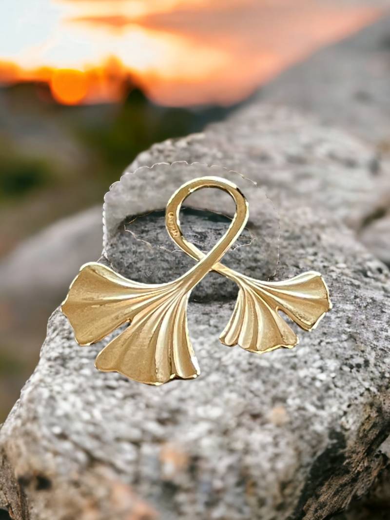 Goldener Anhänger "Sunshine-Ginkgo" Raffiniert Mit Zwei Ginko-Blättern Aus 925 Silber Und 18 Ct Vergoldung. Mit Passender Kette von GinkgoSchmuckundmehr