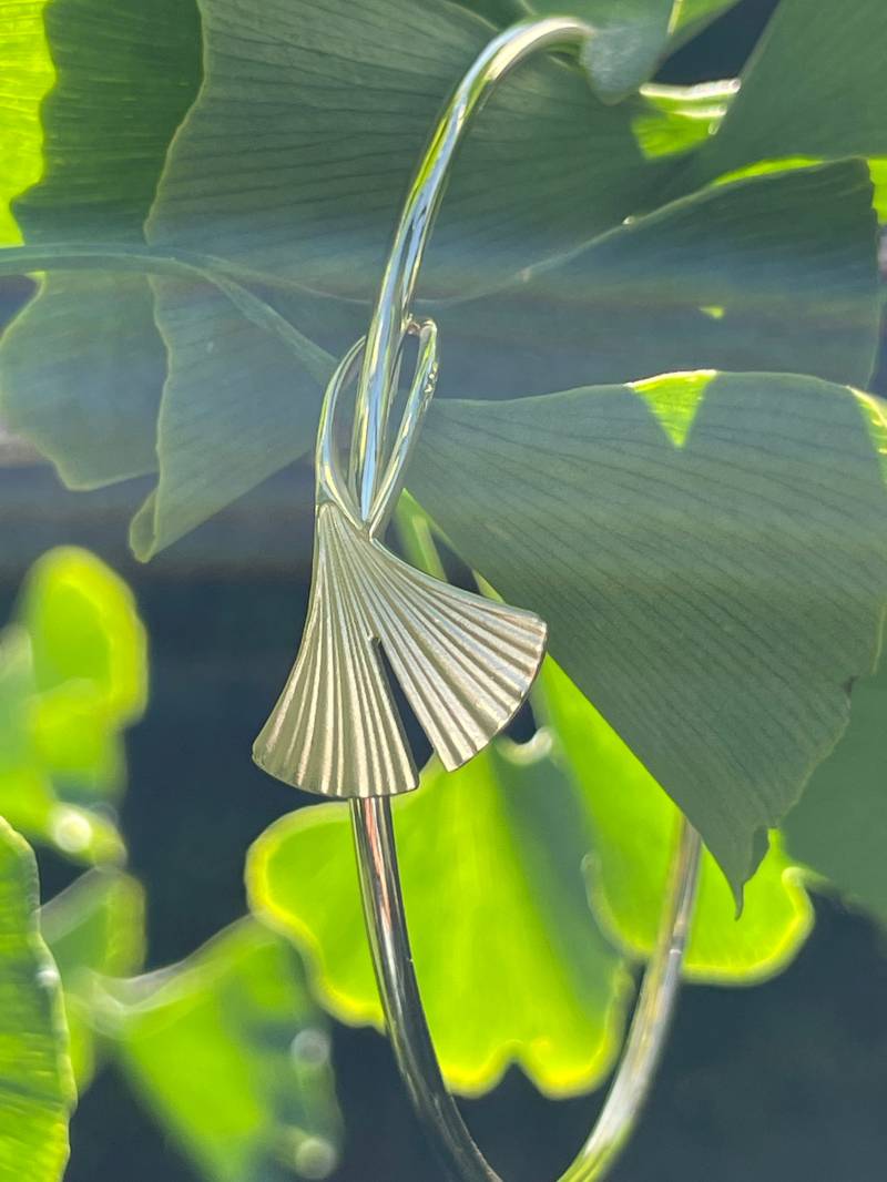 Goldener Ginkgo Armreif Zum Öffnen Aus 925 Silber, Schmaler Runder Armschmuck Mit Schönem Ginkgoblatt Als Verschluss-Ornament, 19 cm Umfang von GinkgoSchmuckundmehr