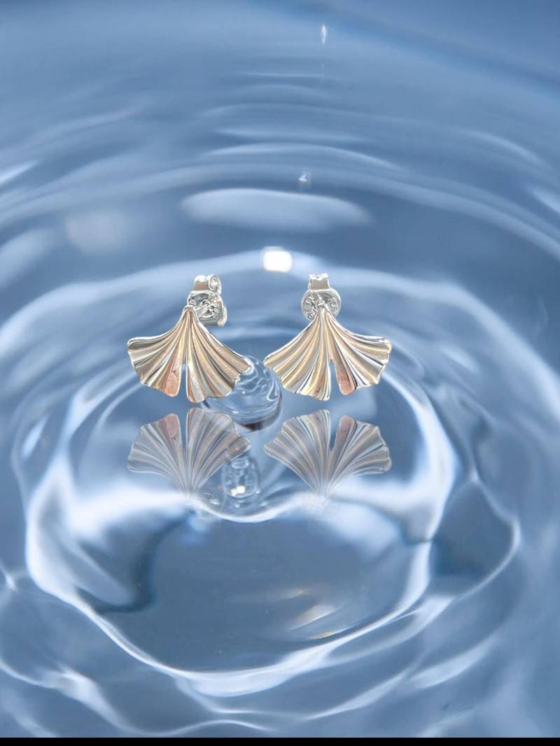 Kleiner Blatt Ohrstecker "Sunshine-Ginkgo" Aus 925 Silber, Glänzend Mit 10 X 8 Mm Größe, Flach Und Angenehm, Verspieltes Design, Handarbeit von GinkgoSchmuckundmehr