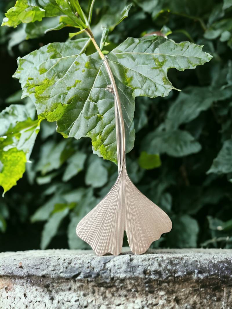 Silberne Längliche Brosche Als Schönes Ginkgo-Blatt Mit Stiel, Handgefertigt in Deutschland Aus 925 Silber von GinkgoSchmuckundmehr