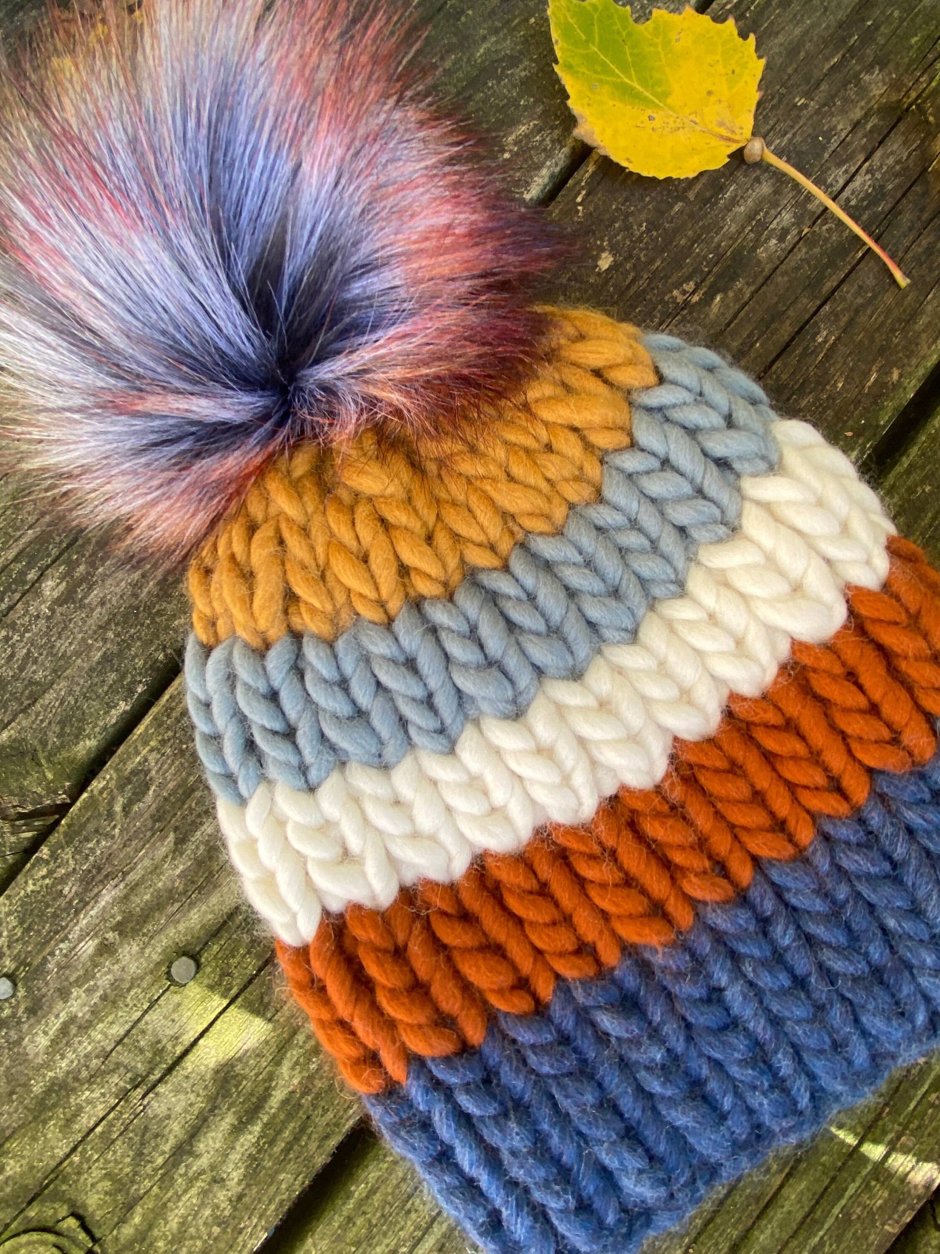 Wollmütze Mit Kunstfell Pom | Größe Groß, Kopfgröße 50-56 cm Grobstrick Beanie Im Farbblock - Gold Blau Rost Ethisch Hergestellte Wolle von GinnyQKnits