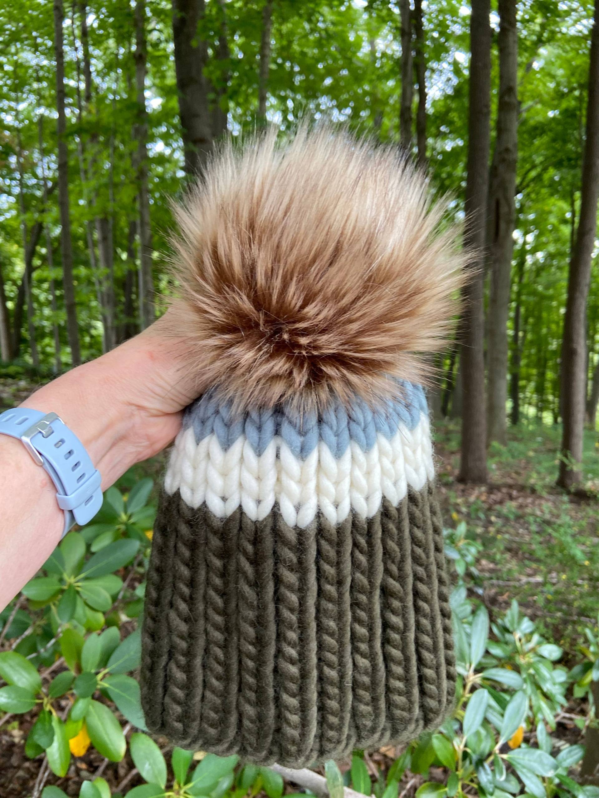 Wollmütze Mit Kunstfell Pom | Kopfgröße Mittel/Groß, 50-56 cm Grobstrick Beanie in Tief Oliv Naturblau/Grau Ethisch Hergestellte Wolle von GinnyQKnits