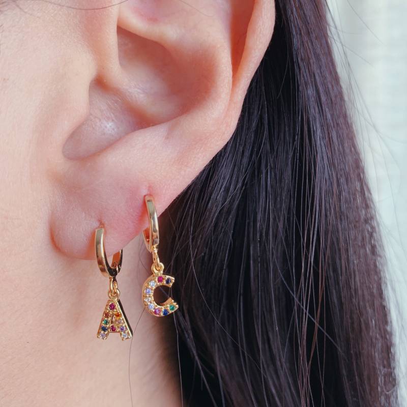 Zierliche Pave Cz Initialen Creolen, Gold Buchstaben Ohrringe, Buchstabe Initial D, Regenbogen Initiale Kleine Huggie Ohrringe von GinzaFashionsLLC