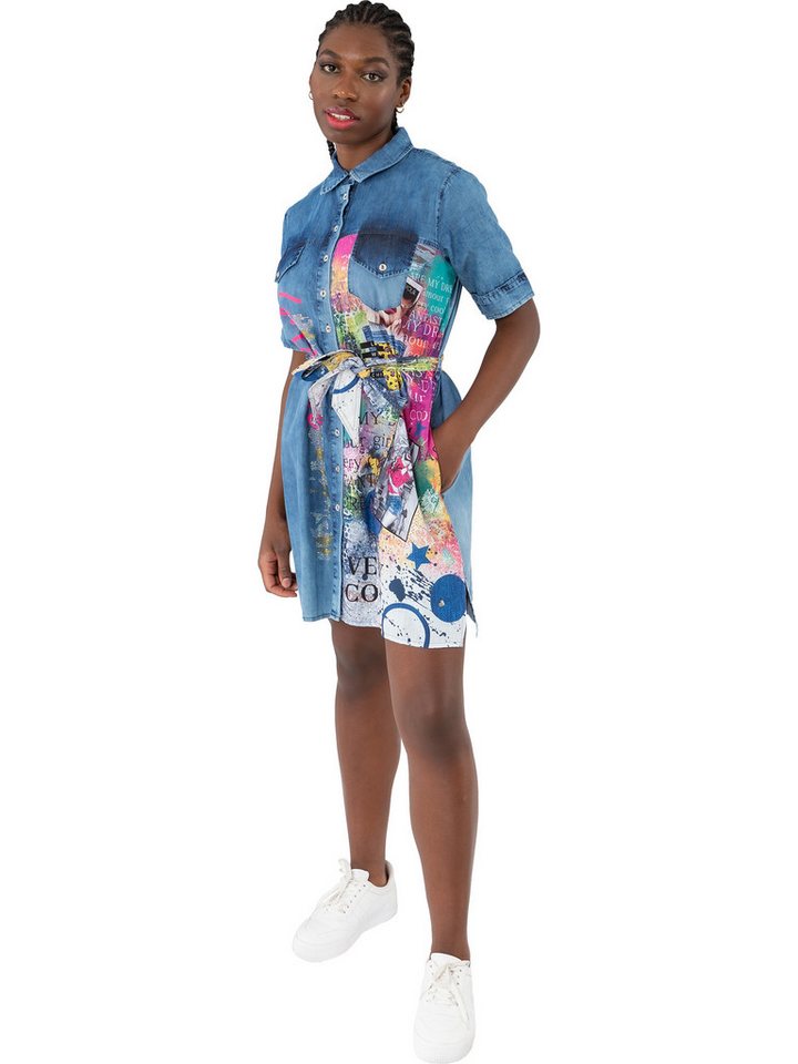 Gio Milano Jeanskleid G30-5106, Jeanskleid mit Taillengürtel und Strassbesatz bunter Fotodruck mit Strassbesatz, Taillengürtel zum binden von Gio Milano