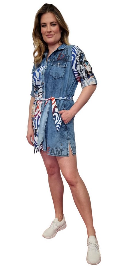Gio Milano Sommerkleid G28-5105, in Denim Look und mit Strasssteinen durchgängige Knopfleiste, Taillengürtel, Brusttasche links von Gio Milano