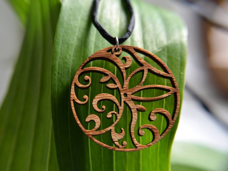 Floraler Kreis Anhänger in Kirsche An Lederband, Naturschmuck, Holzschmuck, Lederschmuck, Jugendstil von GioGioDesign