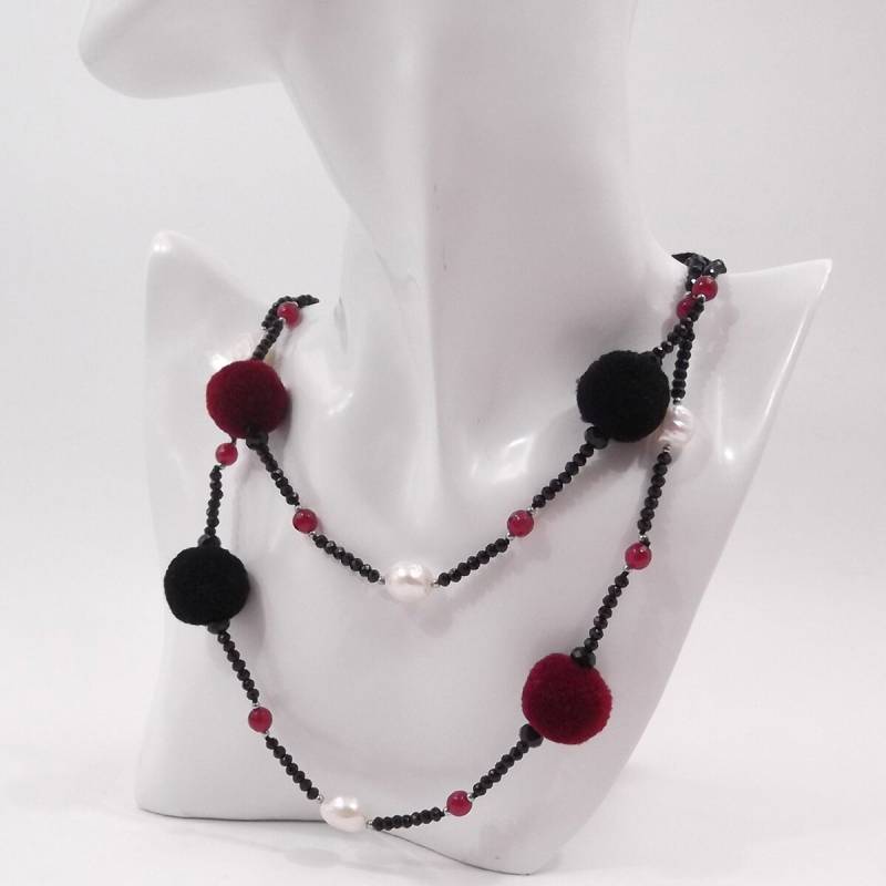 Lange Damenhalskette Mit Bommel Aus Schwarzer Und Burgunderfarbener Wolle, Barockperlen Achat von GioielliAurum