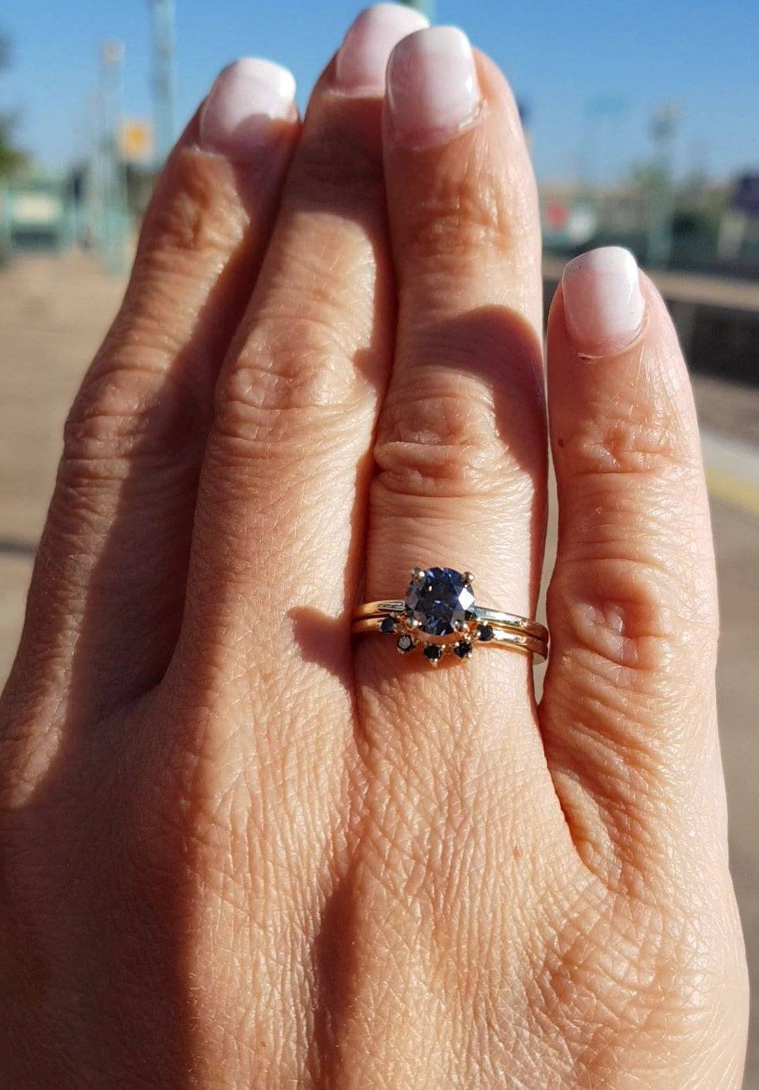 1 Karat Moissanit Braut Set - 14K Roségold Verlobungsring Mit Stacking Band Fünf Akzent 1, 8 Mm Steine von GioielliRings