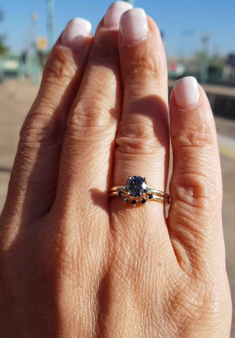 1 Karat Moissanit Braut Set - 14K Roségold Verlobungsring Mit Stacking Band Fünf Akzent 1, 8 Mm Steine von GioielliRings