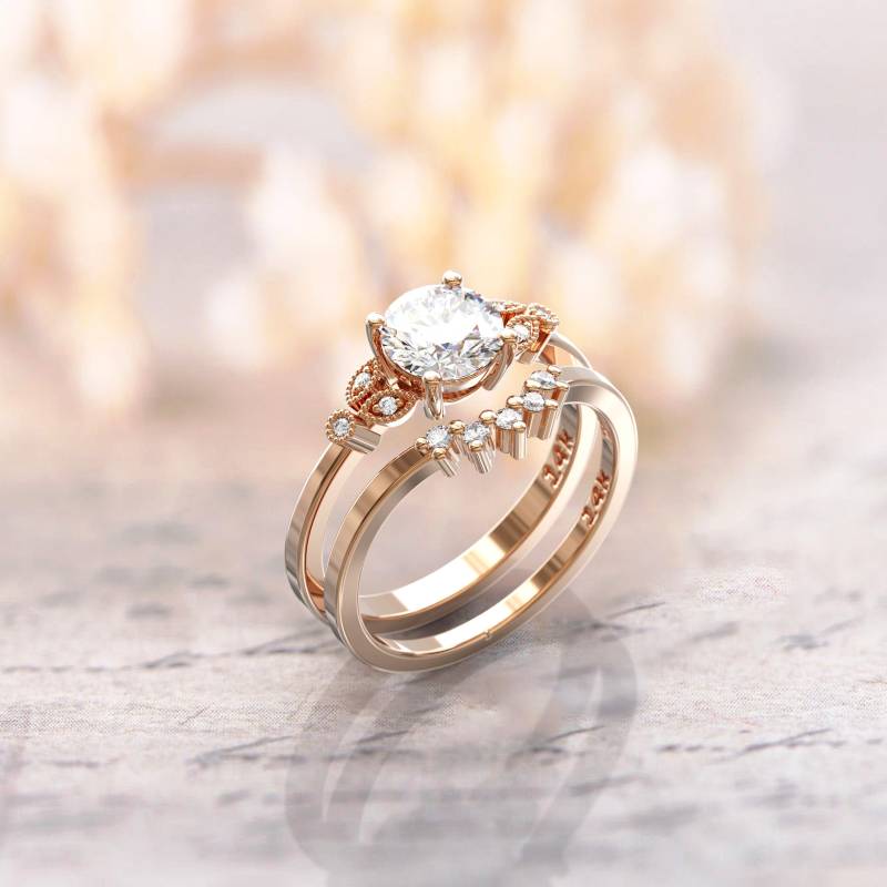 1 Karat Moissanit Verlobungsring Set 6, 5 Mm Mittelstein & Stacking Band 1, 5 Diamant 14K Rose Gold Brautschmuck von GioielliRings