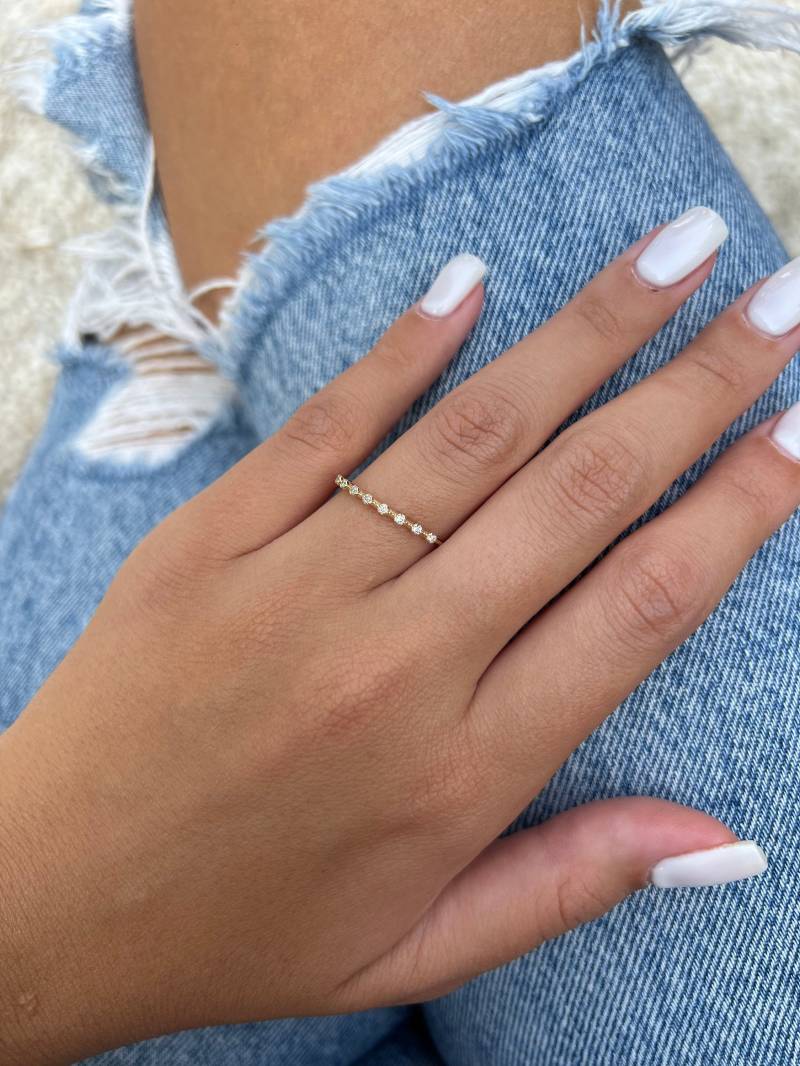 14K Diamant Ehering Zierlich Halbe Ewigkeit 1, 4mm Dünn Minimal Bandmesserrand Milgrain Ring von GioielliRings