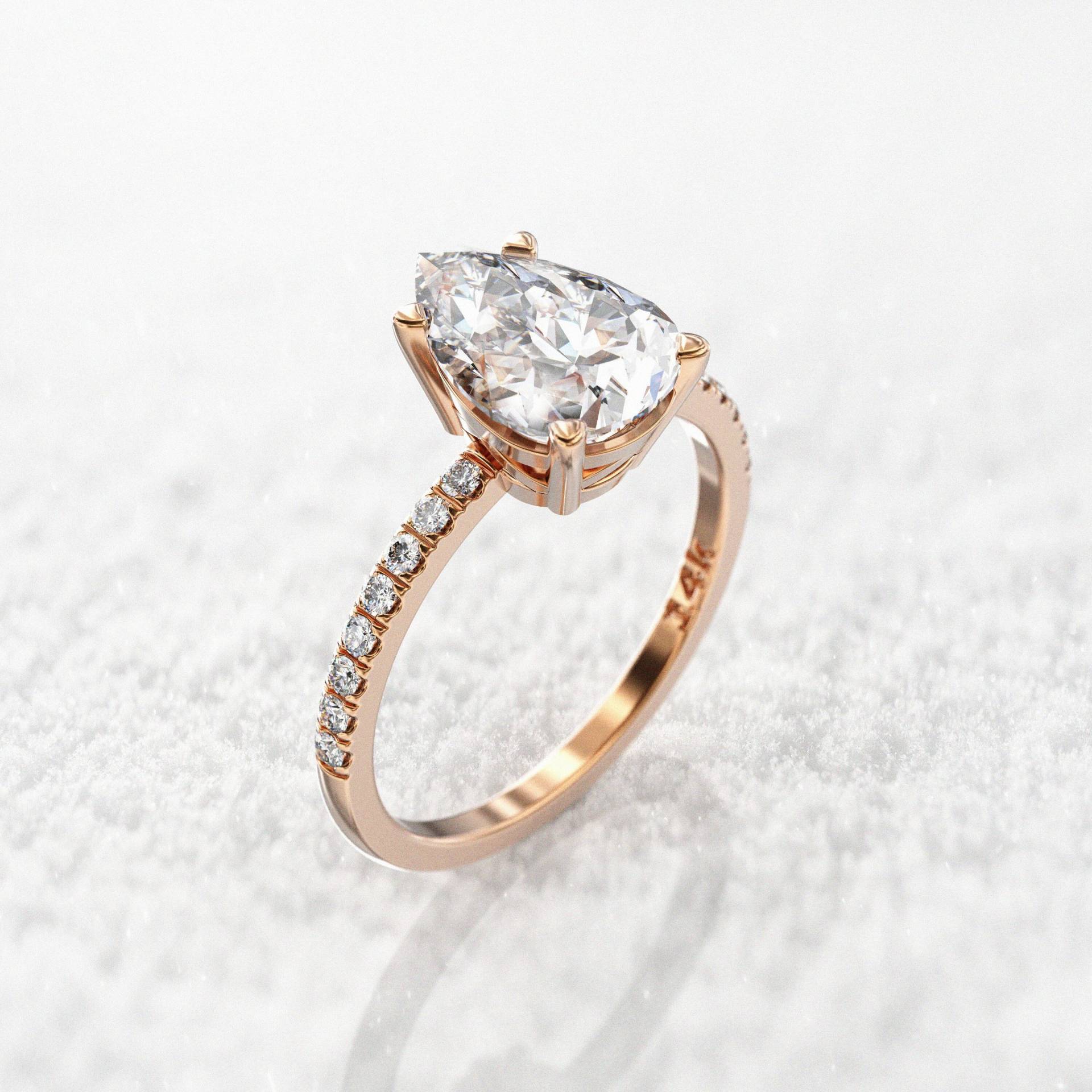 2 Karat Moissanit Verlobungsring Im Tropfenschliff & 2-Seitiger Diamant Rundschliff 0.16 Ct 1, 5 Mm Band von GioielliRings