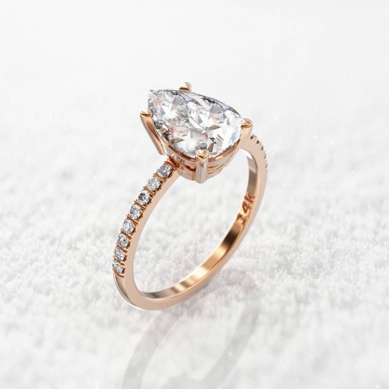 2 Karat Moissanit Verlobungsring Im Tropfenschliff & 2-Seitiger Diamant Rundschliff 0.16 Ct 1, 5 Mm Band von GioielliRings