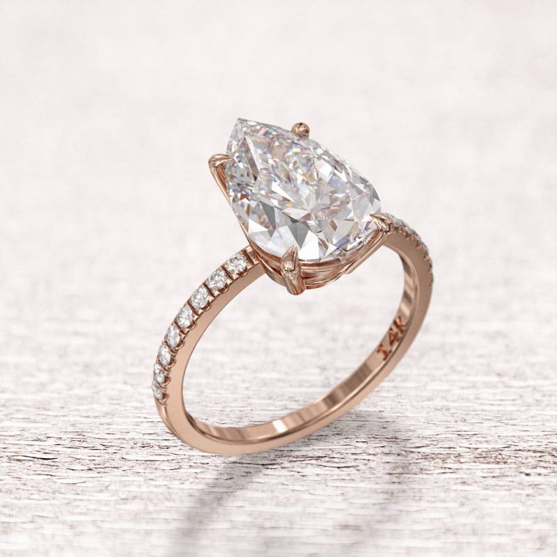 3 Karat Moissanit Verlobungsring Im Tropfenschliff & 2-Seitiger Diamant Art-Deco-Rundschliff | 0.16Ct von GioielliRings