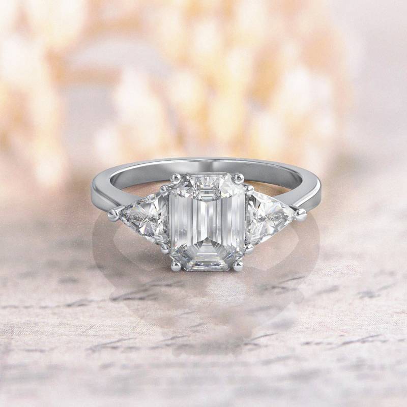 3-stein Moissanite Verlobungsring Emerald Cut & 2 Side Trillion 14K Weißgold Mm Band von GioielliRings