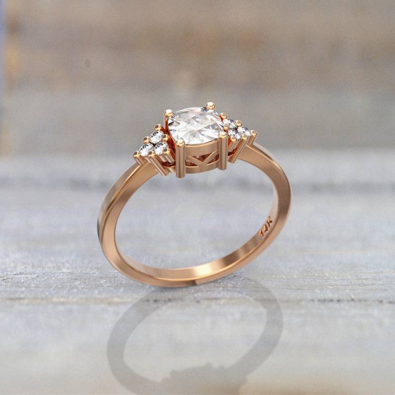 Kissenschliff Moissanite Verlobungsring & 6 Side Diamant 7 Steinring von GioielliRings