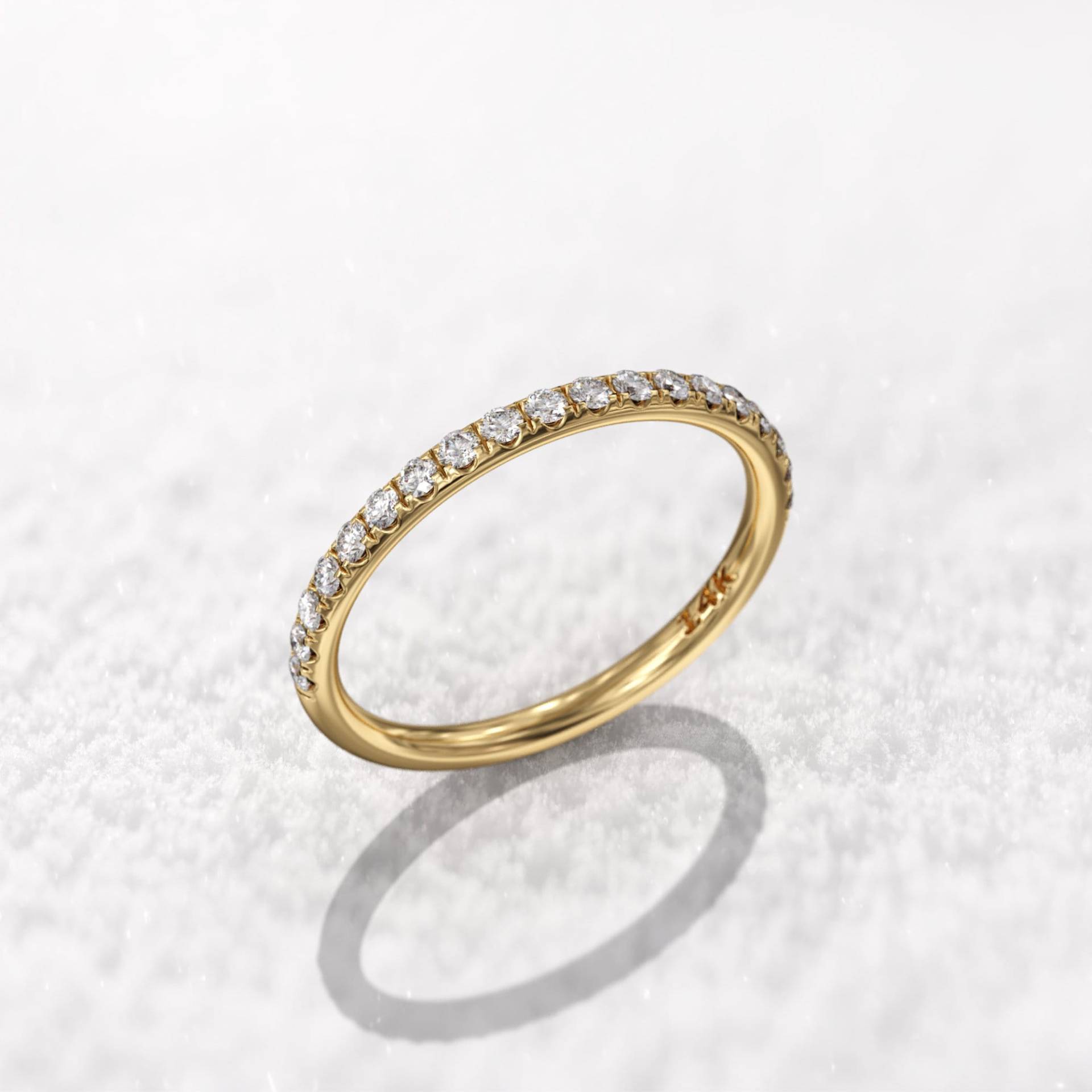 Micro Pflastern Diamant Ehering Frauen 1, 8 Mm Dünne Band Halbe Eternity Stapelring Gesetzt 14K von GioielliRings