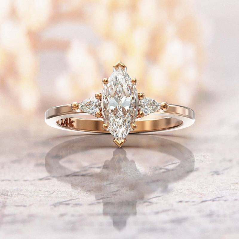 Moissanit Marquise Verlobungsring & 2 Tropfen Tropfen, Mm Band 1 Ctw von GioielliRings