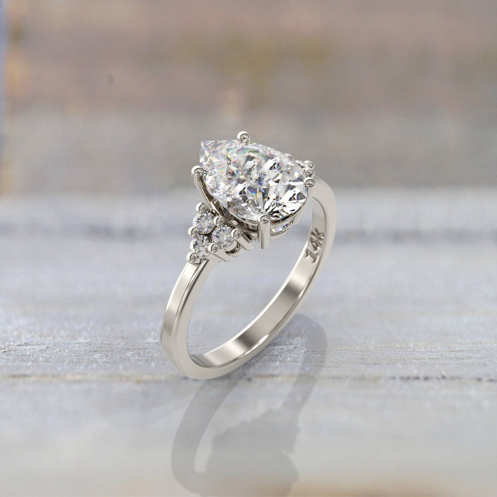 Moissanite Und Diamant Birnenförmiger Verlobungsring in Weißem Rosé - Gelbgold 2 Karat 10x7 Birnenschliff Akzent Ring von GioielliRings