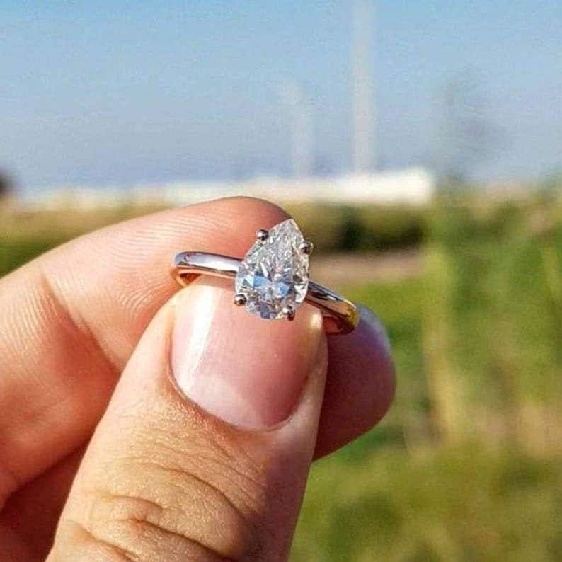 Moissanite Verlobungsring Birnenschliff 2 Karat Teardrop Solitaire Birnenförmiger Ring 4 Zinken Massiver Goldring von GioielliRings