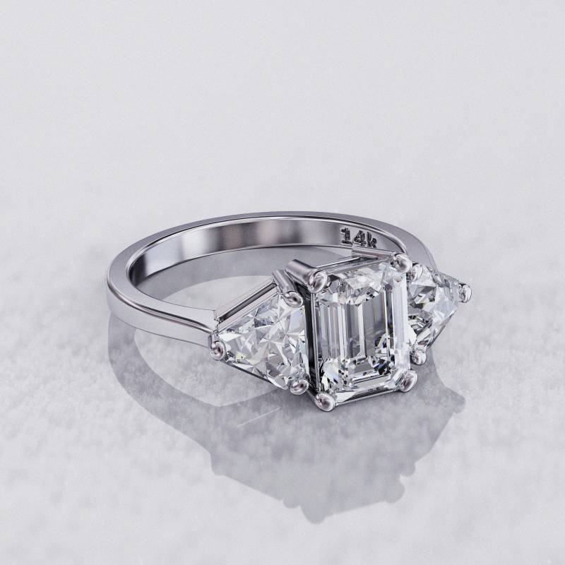 Moissanite Verlobungsring Emerald Cut & 2 Side Triangle 14K Weißgold Mm Band 3 Steine Ring von GioielliRings