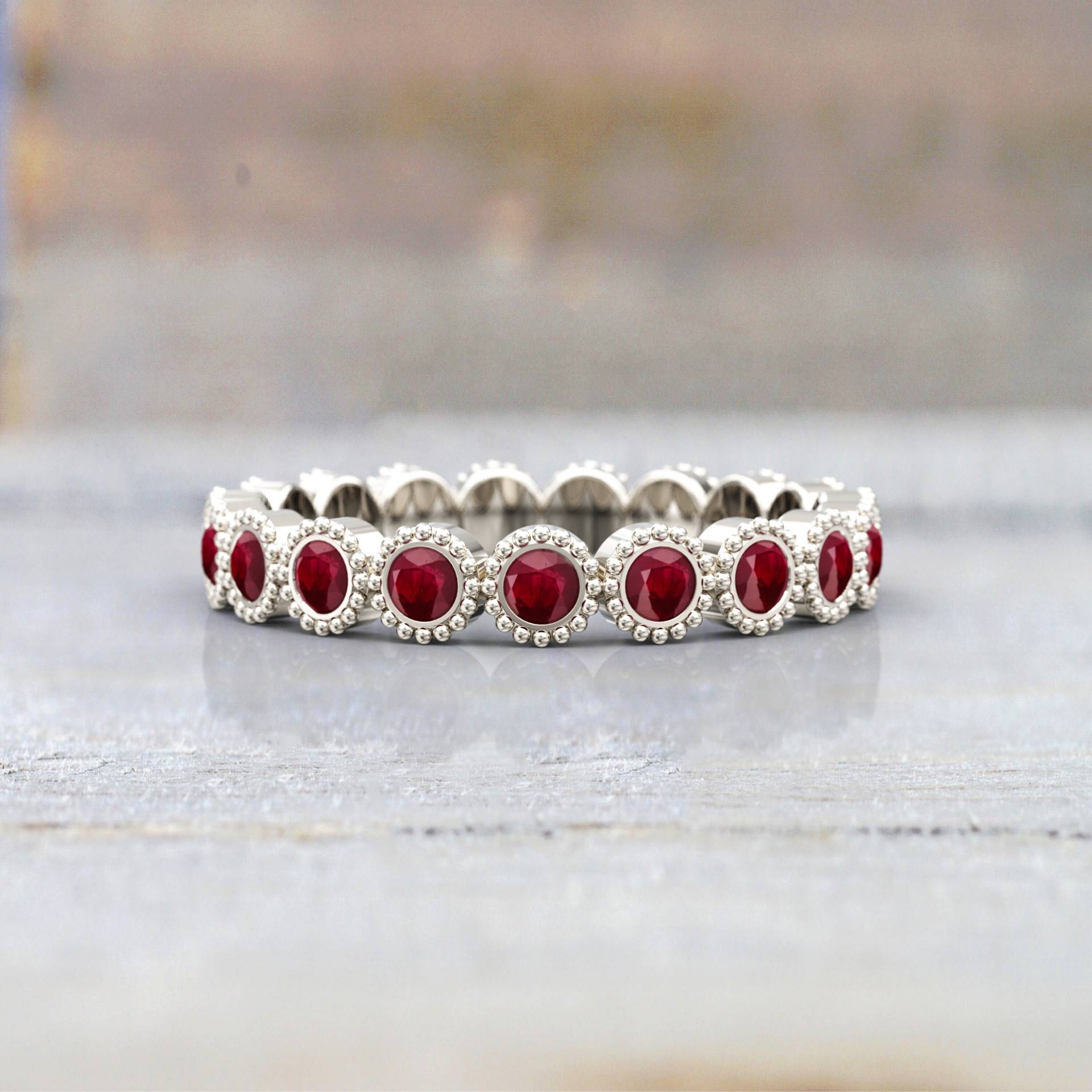 Rubin Eternity Band 3, 5 Mm Lünette Milgrain Voll 0.70 Karat Runde Ehering Ring 14K Weißgold von GioielliRings