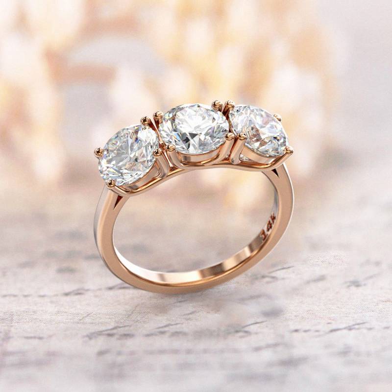 Runder Moissanit Verlobungsring Drei Stein 7 Mm 2 Band 14K Rose Gold Etwa 3, 9 Ctw von GioielliRings