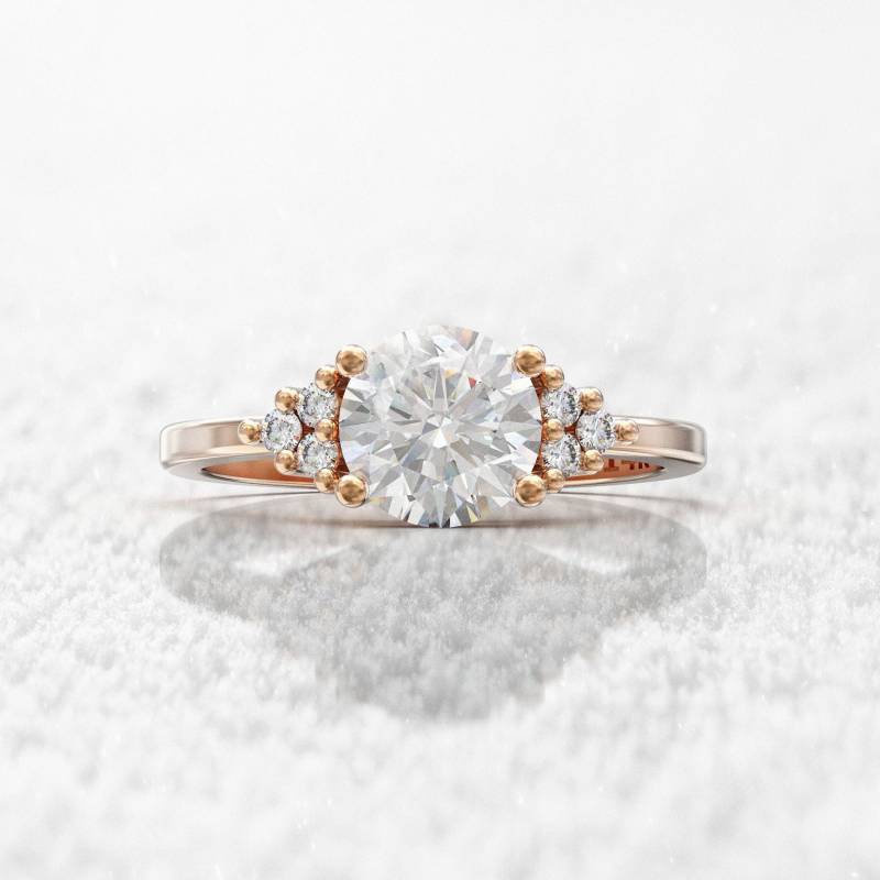 Runder Solitär-Verlobungsring Aus 1 Ct Mittelstein 6, 5 Mm Moissanit & Dimond-Seitenstein 2 Band von GioielliRings