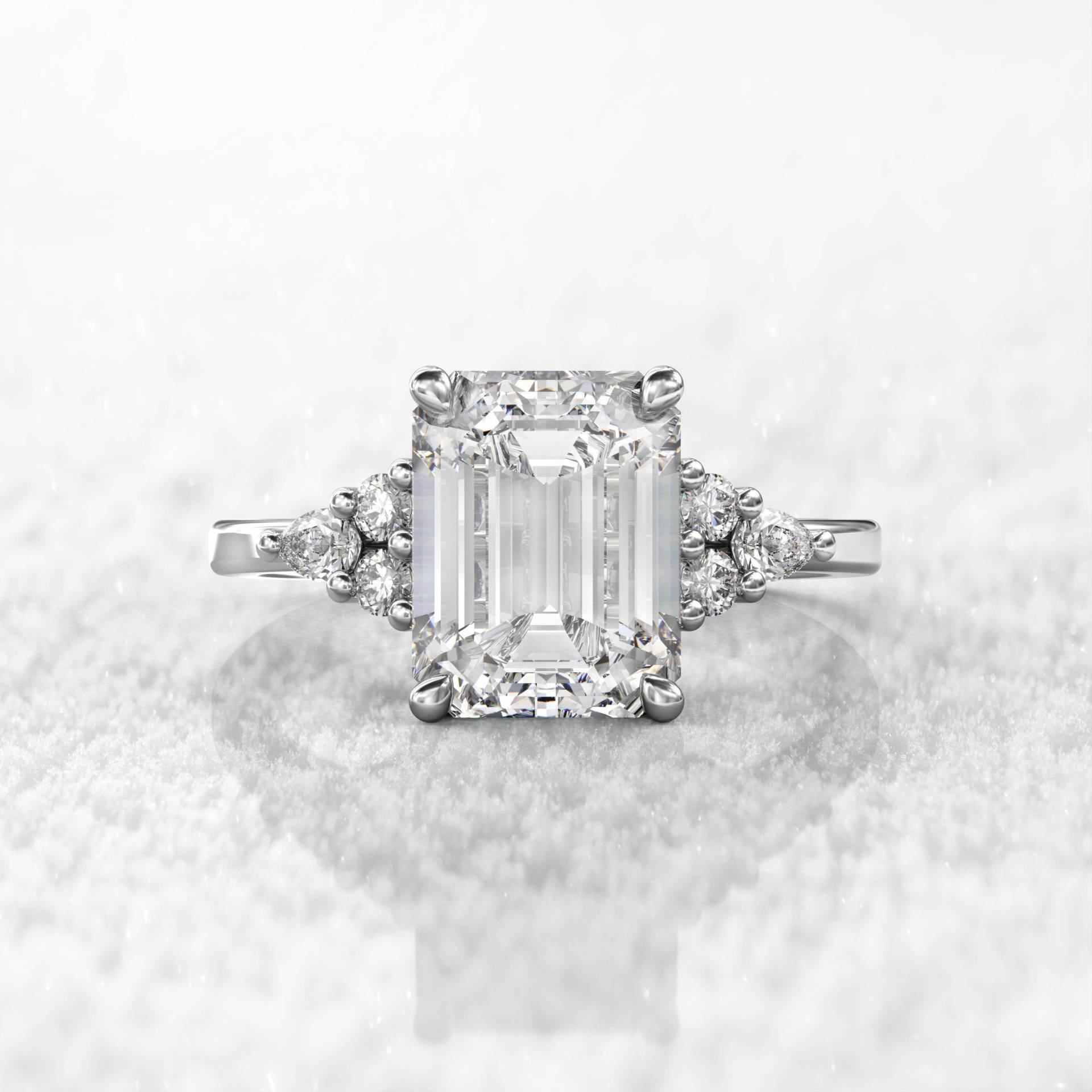 Weißer Saphir Moissanite Smaragdschliff Verlobungsring 2.5 Karat Dimonds in Der Mitte Und Side Stone von GioielliRings