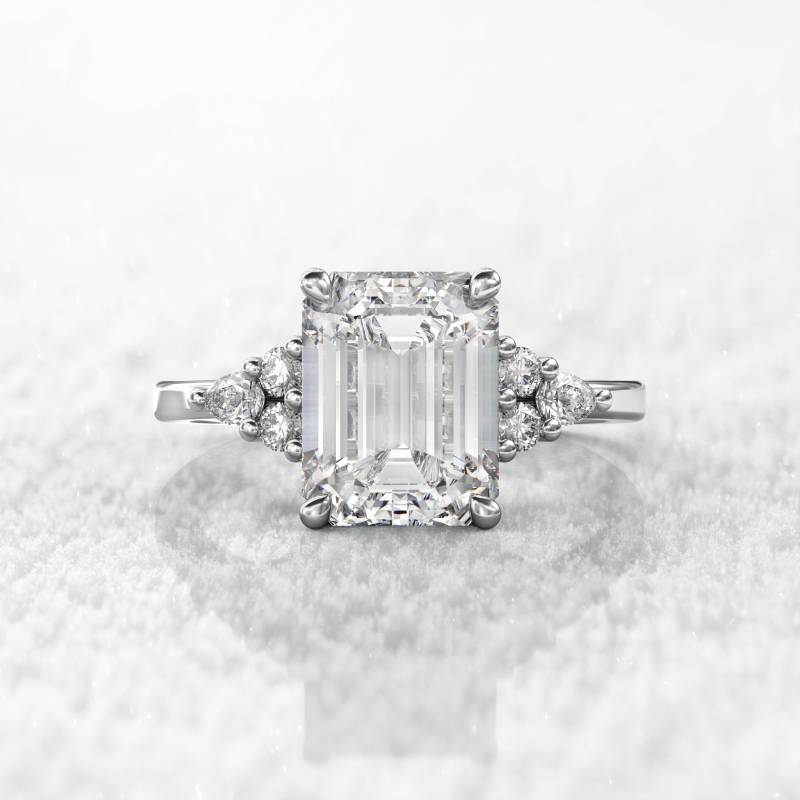 Weißer Saphir Moissanite Smaragdschliff Verlobungsring 2.5 Karat Dimonds in Der Mitte Und Side Stone von GioielliRings