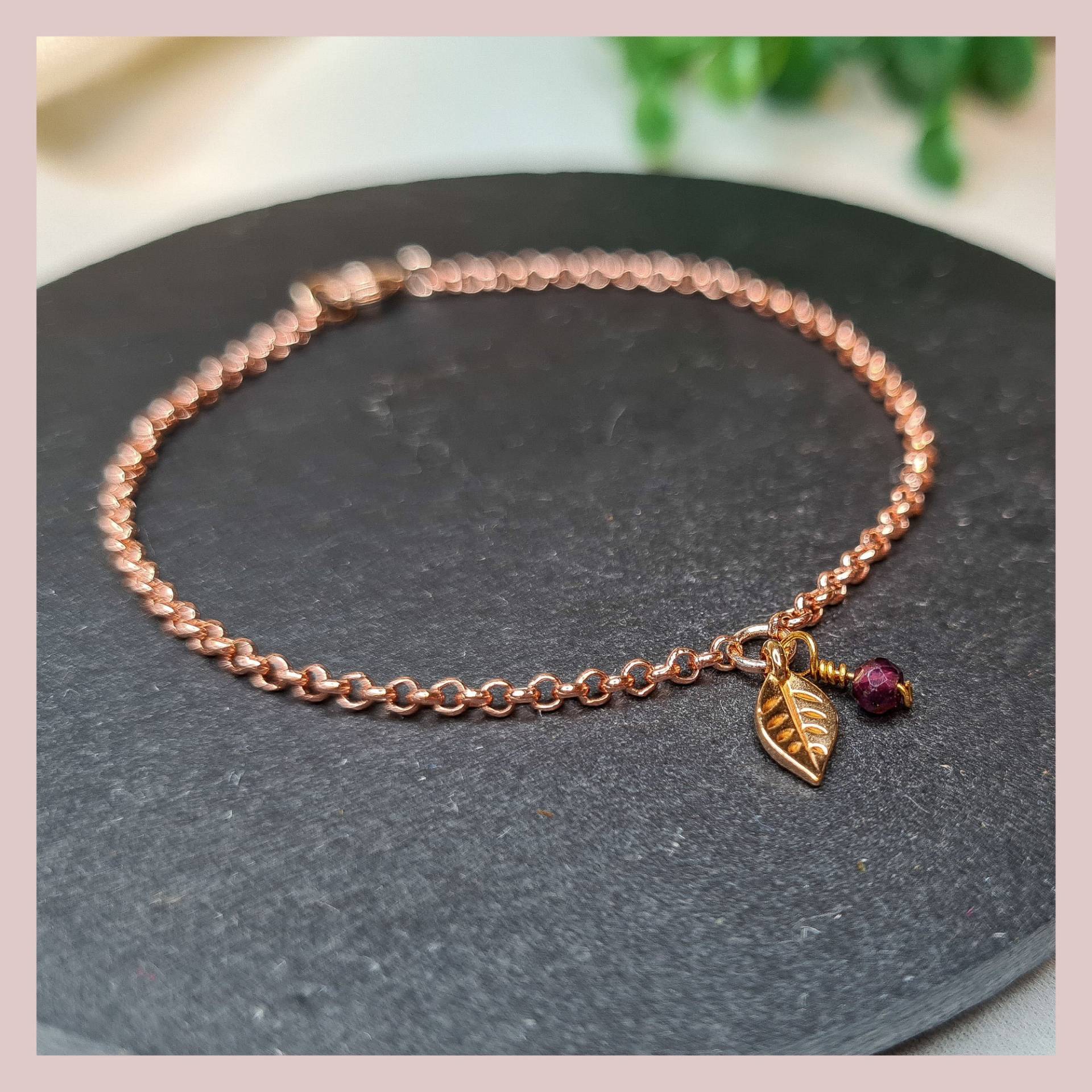 Armband Roségold Mit Blatt Anhänger Und Granat Edelstein Naturstein Violett Zart Filigran Geburtsstein Januar Boho Chic Armband Roségold Mit Blatt Anhänger Und Granat Edelstein Naturstein Violett Zart Filigran Geburtsstein Januar Boho Chic von GioielloDesign