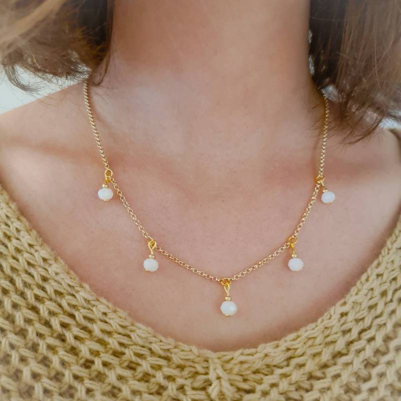 Boho Kette in Gold Mit Kleinen Perlen Anhängern Weiss Facettierte Glasperlen Kurze Halskette Layering von GioielloDesign