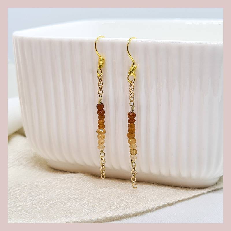 Edelstein Ohrringe Hängend in Gold Mit Granat Hessonit Zart Und Minimalistisch Braune Naturstein Geburtsstein Januar von GioielloDesign